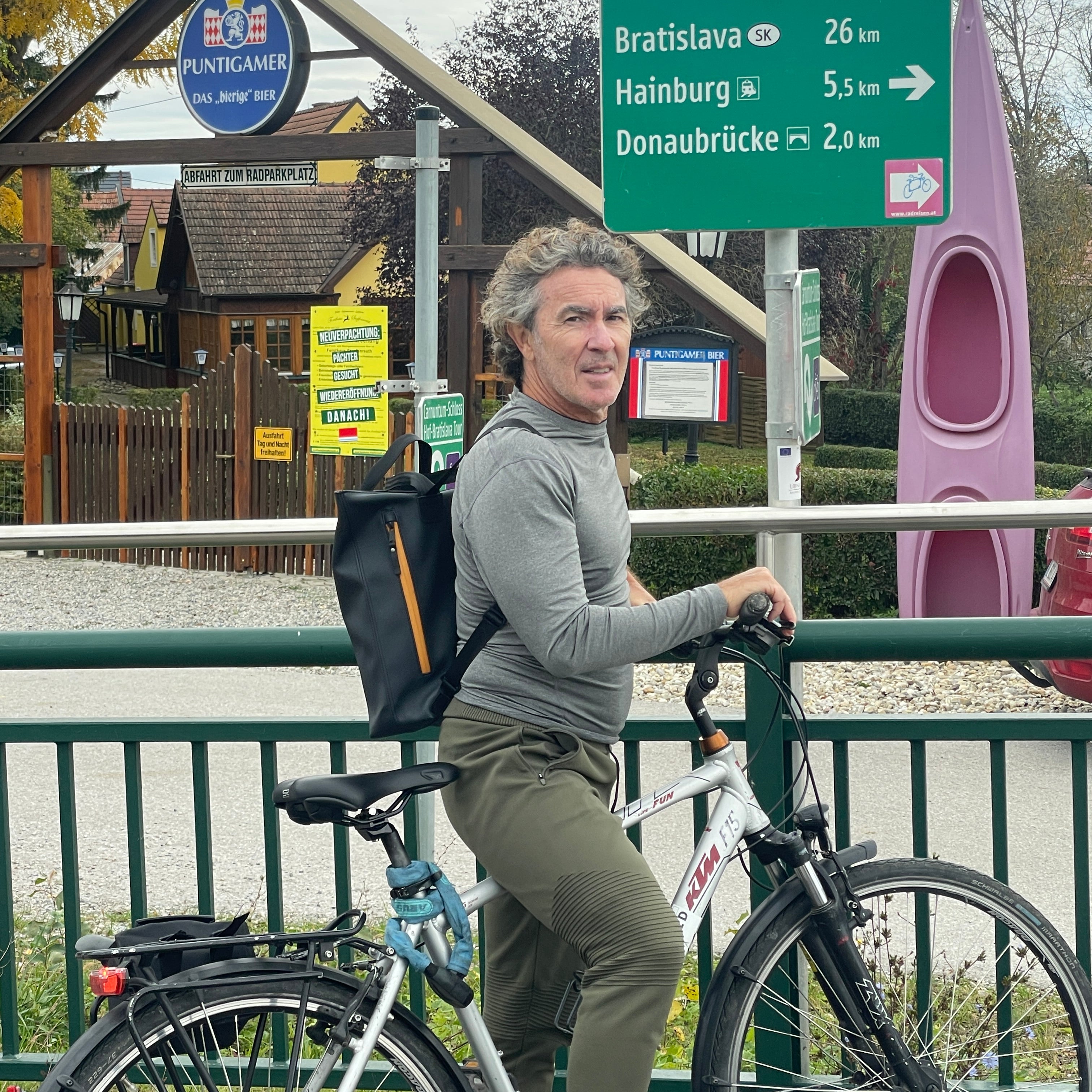 Bike Tour from Vienna to Bratislava with the Kraxe-Wien Tote Backpack